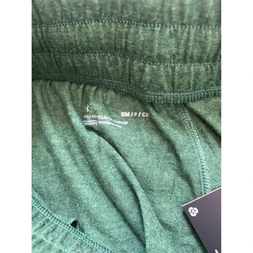 Under Armour Athletic Shorts Running Gym Workout Green Comfy‎ Size Small. NWT